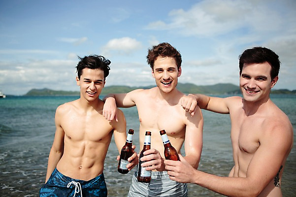 포토 JPG 주간 서양인 외국인 백인 해외기획촬영 라이프스타일 남자 수영복 행복 여유 맨라이프 모션 맥주 함께함 서기 미소 들기 사람 상반신 20대 성인 해변 야외 앞모습 세명 친구 여름휴가 바캉스 우정 즐거움 열정 2015년태국 남자만 성인남자만 청년만 청년남자만 성인만 국내포토 자연요소 옷 감정 바다 뷰포인트 컨셉 관계 휴가 주류 표정 인종 청년 생활 파일형식 여름_계절