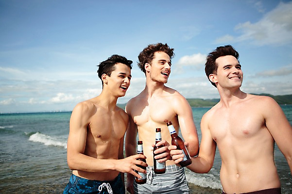 포토 JPG 주간 서양인 외국인 백인 해외기획촬영 라이프스타일 응시 남자 수영복 행복 여유 맨라이프 모션 맥주 함께함 서기 미소 들기 사람 상반신 20대 성인 해변 야외 앞모습 세명 친구 여름휴가 바캉스 우정 즐거움 열정 2015년태국 남자만 성인남자만 청년만 청년남자만 성인만 국내포토 자연요소 시선 옷 감정 바다 뷰포인트 컨셉 관계 휴가 주류 표정 인종 청년 생활 파일형식 여름_계절