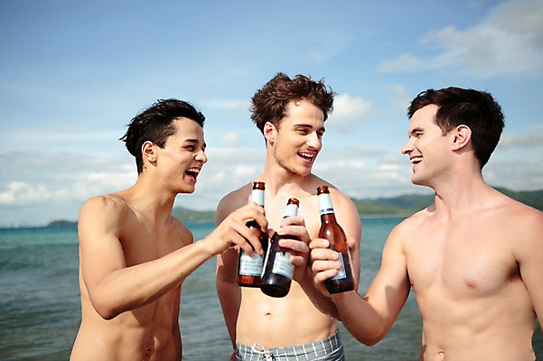 포토 JPG 주간 서양인 외국인 백인 해외기획촬영 라이프스타일 남자 수영복 행복 여유 맨라이프 모션 맥주 함께함 서기 미소 들기 사람 상반신 20대 성인 해변 야외 앞모습 세명 친구 여름휴가 바캉스 우정 즐거움 열정 2015년태국 남자만 성인남자만 청년만 청년남자만 성인만 국내포토 자연요소 옷 감정 바다 뷰포인트 컨셉 관계 휴가 주류 표정 인종 청년 생활 파일형식 여름_계절