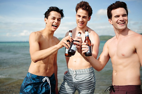 포토 JPG 주간 서양인 외국인 백인 해외기획촬영 라이프스타일 남자 수영복 행복 여유 맨라이프 모션 맥주 함께함 서기 미소 들기 사람 상반신 20대 성인 해변 야외 앞모습 세명 친구 여름휴가 바캉스 우정 즐거움 열정 2015년태국 남자만 성인남자만 청년만 청년남자만 성인만 국내포토 자연요소 옷 감정 바다 뷰포인트 컨셉 관계 휴가 주류 표정 인종 청년 생활 파일형식 여름_계절