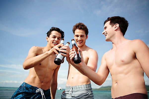 포토 JPG 주간 서양인 외국인 백인 구름 해외기획촬영 라이프스타일 남자 수영복 행복 여유 맨라이프 모션 하늘 맥주 함께함 서기 미소 들기 사람 상반신 20대 성인 해변 야외 앞모습 세명 친구 여름휴가 바캉스 우정 즐거움 열정 2015년태국 남자만 성인남자만 청년만 청년남자만 성인만 국내포토 자연요소 옷 감정 바다 뷰포인트 컨셉 관계 휴가 주류 표정 인종 청년 생활 파일형식 여름_계절