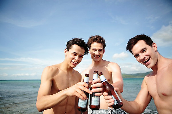 포토 JPG 주간 서양인 외국인 백인 구름 해외기획촬영 라이프스타일 남자 수영복 행복 여유 맨라이프 모션 하늘 맥주 함께함 서기 미소 들기 사람 상반신 20대 성인 해변 야외 앞모습 세명 친구 여름휴가 바캉스 우정 즐거움 열정 2015년태국 남자만 성인남자만 청년만 청년남자만 성인만 국내포토 자연요소 옷 감정 바다 뷰포인트 컨셉 관계 휴가 주류 표정 인종 청년 생활 파일형식 여름_계절
