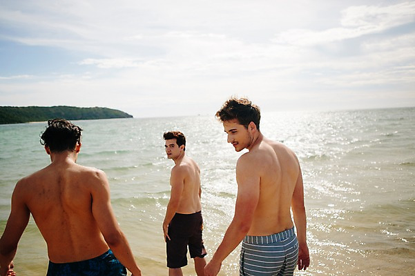 포토 JPG 주간 서양인 외국인 백인 해외기획촬영 라이프스타일 남자 수영복 행복 여유 맨라이프 모션 함께함 사람 상반신 20대 성인 해변 야외 뒷모습 세명 친구 여름휴가 바캉스 걷기 우정 뒤돌아보기 즐거움 열정 2015년태국 남자만 성인남자만 청년만 청년남자만 성인만 국내포토 자연요소 옷 감정 바다 뷰포인트 컨셉 관계 휴가 인종 청년 생활 파일형식 여름_계절