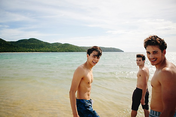 포토 JPG 주간 서양인 외국인 백인 해외기획촬영 라이프스타일 남자 수영복 행복 여유 맨라이프 모션 함께함 미소 사람 상반신 20대 성인 해변 야외 뒷모습 세명 친구 여름휴가 바캉스 걷기 우정 뒤돌아보기 즐거움 열정 2015년태국 남자만 성인남자만 청년만 청년남자만 성인만 국내포토 자연요소 옷 감정 바다 뷰포인트 컨셉 관계 휴가 표정 인종 청년 생활 파일형식 여름_계절