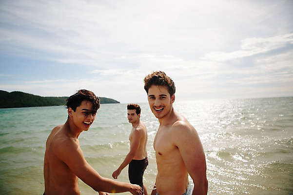 포토 JPG 주간 서양인 외국인 백인 해외기획촬영 라이프스타일 남자 수영복 행복 여유 맨라이프 모션 함께함 미소 사람 상반신 20대 성인 해변 야외 뒷모습 세명 친구 여름휴가 바캉스 걷기 우정 뒤돌아보기 즐거움 열정 2015년태국 남자만 성인남자만 청년만 청년남자만 성인만 국내포토 자연요소 옷 감정 바다 뷰포인트 컨셉 관계 휴가 표정 인종 청년 생활 파일형식 여름_계절