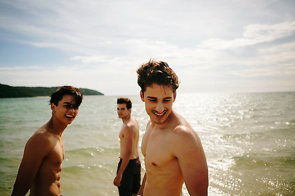 포토 JPG 주간 서양인 외국인 백인 해외기획촬영 라이프스타일 남자 수영복 행복 여유 맨라이프 모션 함께함 미소 사람 상반신 20대 성인 해변 야외 옆모습 세명 친구 여름휴가 바캉스 걷기 우정 즐거움 열정 2015년태국 남자만 성인남자만 청년만 청년남자만 성인만 국내포토 자연요소 옷 감정 바다 뷰포인트 컨셉 관계 휴가 표정 인종 청년 생활 파일형식 여름_계절