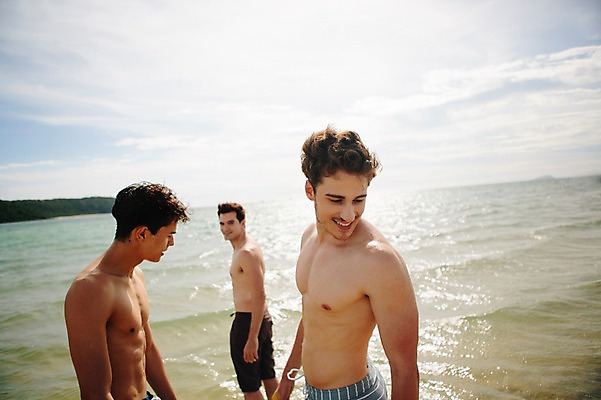 포토 JPG 주간 서양인 외국인 백인 해외기획촬영 라이프스타일 남자 수영복 행복 여유 맨라이프 모션 함께함 미소 사람 상반신 20대 성인 해변 야외 옆모습 세명 친구 여름휴가 바캉스 걷기 우정 즐거움 열정 2015년태국 남자만 성인남자만 청년만 청년남자만 성인만 국내포토 자연요소 옷 감정 바다 뷰포인트 컨셉 관계 휴가 표정 인종 청년 생활 파일형식 여름_계절