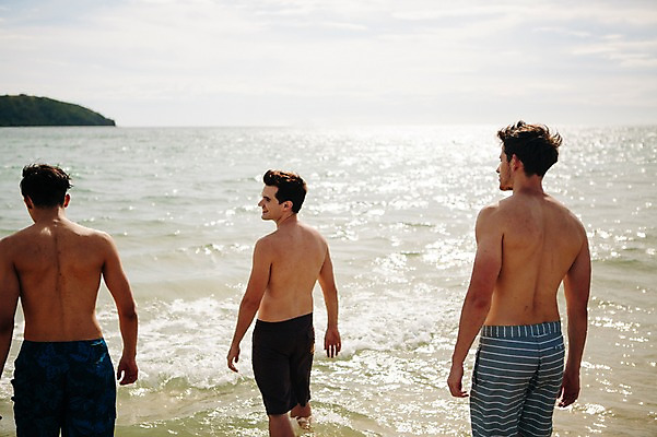 포토 JPG 주간 서양인 외국인 백인 해외기획촬영 라이프스타일 남자 수영복 행복 여유 맨라이프 모션 함께함 사람 상반신 20대 성인 해변 야외 뒷모습 세명 친구 여름휴가 바캉스 걷기 우정 즐거움 열정 2015년태국 남자만 성인남자만 청년만 청년남자만 성인만 국내포토 자연요소 옷 감정 바다 뷰포인트 컨셉 관계 휴가 인종 청년 생활 파일형식 여름_계절