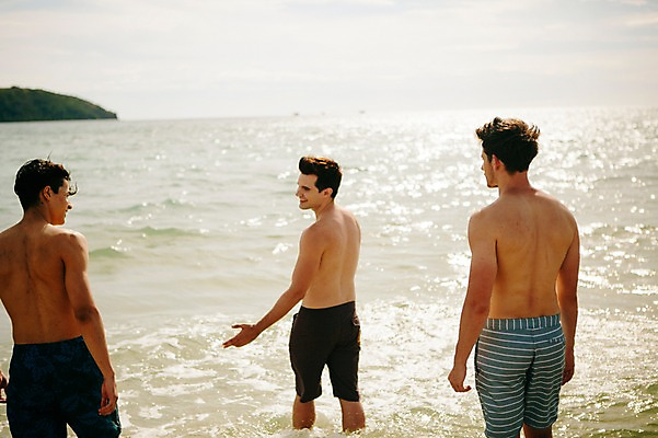 포토 JPG 주간 서양인 외국인 백인 해외기획촬영 라이프스타일 남자 수영복 행복 여유 맨라이프 모션 함께함 이야기 사람 상반신 20대 성인 해변 야외 뒷모습 세명 친구 여름휴가 바캉스 걷기 우정 즐거움 열정 2015년태국 남자만 성인남자만 청년만 청년남자만 성인만 국내포토 자연요소 옷 감정 바다 뷰포인트 컨셉 관계 휴가 인종 청년 생활 파일형식 여름_계절