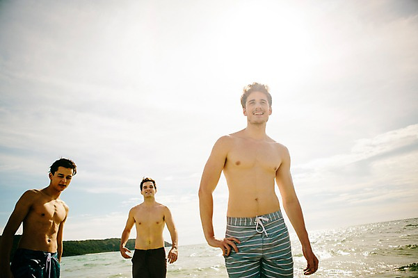 포토 JPG 주간 서양인 외국인 백인 해외기획촬영 라이프스타일 남자 수영복 행복 여유 맨라이프 모션 함께함 미소 사람 상반신 20대 성인 해변 야외 앞모습 세명 친구 여름휴가 바캉스 햇빛 걷기 우정 즐거움 열정 2015년태국 남자만 성인남자만 청년만 청년남자만 성인만 국내포토 자연요소 옷 감정 바다 뷰포인트 컨셉 관계 휴가 표정 인종 청년 생활 태양 파일형식 여름_계절