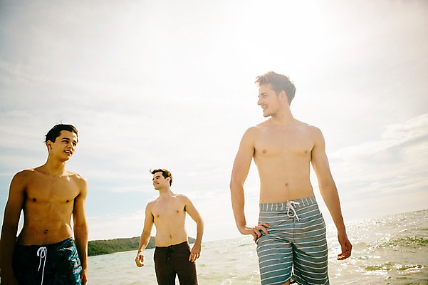 포토 JPG 주간 서양인 외국인 백인 해외기획촬영 라이프스타일 남자 수영복 행복 여유 맨라이프 모션 함께함 이야기 미소 사람 상반신 20대 성인 해변 야외 앞모습 세명 친구 여름휴가 바캉스 걷기 우정 즐거움 열정 2015년태국 남자만 성인남자만 청년만 청년남자만 성인만 국내포토 자연요소 옷 감정 바다 뷰포인트 컨셉 관계 휴가 표정 인종 청년 생활 파일형식 여름_계절