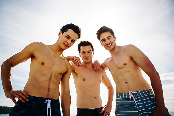 포토 JPG 주간 서양인 외국인 백인 해외기획촬영 라이프스타일 남자 수영복 행복 여유 로우앵글 맨라이프 모션 어깨동무 함께함 미소 사람 상반신 20대 성인 해변 야외 앞모습 세명 친구 여름휴가 바캉스 걷기 우정 즐거움 열정 2015년태국 남자만 성인남자만 청년만 청년남자만 성인만 국내포토 자연요소 옷 감정 바다 뷰포인트 포즈 컨셉 관계 휴가 표정 인종 청년 생활 파일형식 여름_계절