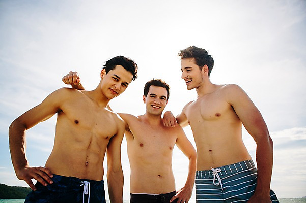 포토 JPG 주간 서양인 외국인 백인 해외기획촬영 라이프스타일 남자 수영복 행복 여유 로우앵글 맨라이프 모션 어깨동무 함께함 대화 미소 사람 상반신 20대 성인 해변 야외 앞모습 세명 친구 여름휴가 바캉스 걷기 우정 즐거움 열정 2015년태국 남자만 성인남자만 청년만 청년남자만 성인만 국내포토 자연요소 옷 감정 바다 뷰포인트 포즈 컨셉 관계 휴가 표정 말하기 인종 청년 생활 파일형식 여름_계절