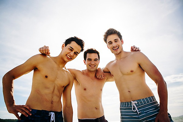 포토 JPG 주간 서양인 외국인 백인 해외기획촬영 라이프스타일 남자 수영복 행복 여유 로우앵글 맨라이프 모션 어깨동무 함께함 미소 사람 상반신 20대 성인 해변 야외 앞모습 세명 친구 여름휴가 바캉스 걷기 우정 즐거움 열정 2015년태국 남자만 성인남자만 청년만 청년남자만 성인만 국내포토 자연요소 옷 감정 바다 뷰포인트 포즈 컨셉 관계 휴가 표정 인종 청년 생활 파일형식 여름_계절