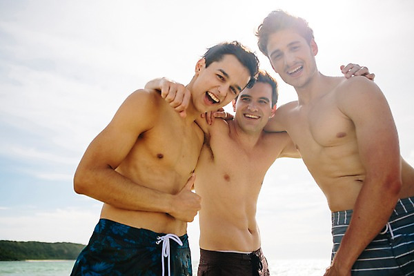 포토 JPG 주간 서양인 외국인 백인 해외기획촬영 라이프스타일 남자 수영복 행복 여유 로우앵글 맨라이프 모션 어깨동무 함께함 미소 사람 상반신 20대 성인 해변 야외 앞모습 세명 친구 여름휴가 바캉스 걷기 우정 즐거움 열정 2015년태국 남자만 성인남자만 청년만 청년남자만 성인만 국내포토 자연요소 옷 감정 바다 뷰포인트 포즈 컨셉 관계 휴가 표정 인종 청년 생활 파일형식 여름_계절