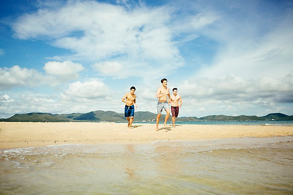 포토 JPG 주간 전신 서양인 외국인 백인 구름 해외기획촬영 라이프스타일 남자 수영복 행복 여유 맨라이프 모션 하늘 함께함 사람 20대 성인 해변 야외 앞모습 세명 친구 여름휴가 바캉스 달리기 우정 즐거움 열정 2015년태국 남자만 성인남자만 청년만 청년남자만 성인만 국내포토 자연요소 옷 감정 바다 뷰포인트 컨셉 관계 휴가 인종 청년 생활 파일형식 여름_계절