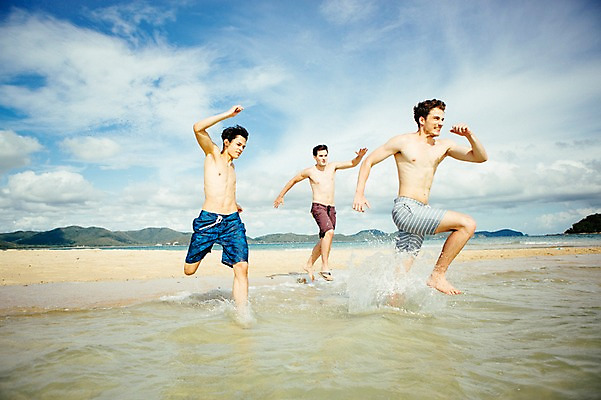 포토 JPG 주간 전신 서양인 외국인 백인 구름 해외기획촬영 라이프스타일 남자 수영복 행복 여유 맨라이프 모션 하늘 함께함 사람 20대 성인 해변 야외 앞모습 세명 친구 여름휴가 바캉스 달리기 우정 즐거움 열정 2015년태국 남자만 성인남자만 청년만 청년남자만 성인만 국내포토 자연요소 옷 감정 바다 뷰포인트 컨셉 관계 휴가 인종 청년 생활 파일형식 여름_계절