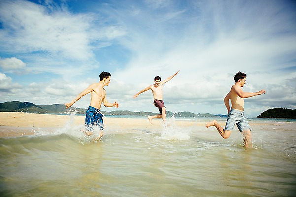 포토 JPG 주간 전신 서양인 외국인 백인 구름 해외기획촬영 라이프스타일 남자 수영복 행복 여유 맨라이프 모션 하늘 함께함 사람 20대 성인 해변 야외 앞모습 세명 친구 여름휴가 바캉스 달리기 우정 즐거움 열정 2015년태국 남자만 성인남자만 청년만 청년남자만 성인만 국내포토 자연요소 옷 감정 바다 뷰포인트 컨셉 관계 휴가 인종 청년 생활 파일형식 여름_계절