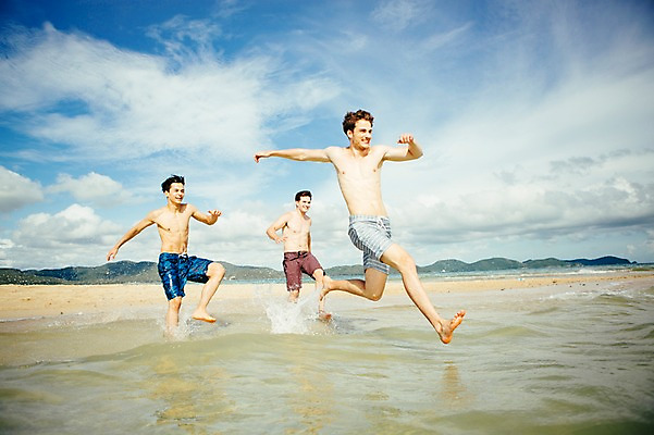 포토 JPG 주간 전신 서양인 외국인 백인 구름 해외기획촬영 라이프스타일 남자 수영복 행복 여유 맨라이프 모션 하늘 함께함 사람 20대 성인 해변 야외 앞모습 세명 친구 여름휴가 바캉스 달리기 우정 즐거움 열정 2015년태국 남자만 성인남자만 청년만 청년남자만 성인만 국내포토 자연요소 옷 감정 바다 뷰포인트 컨셉 관계 휴가 인종 청년 생활 파일형식 여름_계절
