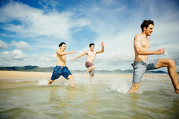 포토 JPG 주간 전신 서양인 외국인 백인 구름 해외기획촬영 라이프스타일 남자 수영복 행복 여유 맨라이프 모션 하늘 함께함 사람 20대 성인 해변 야외 앞모습 세명 친구 여름휴가 바캉스 달리기 우정 즐거움 열정 2015년태국 남자만 성인남자만 청년만 청년남자만 성인만 국내포토 자연요소 옷 감정 바다 뷰포인트 컨셉 관계 휴가 인종 청년 생활 파일형식 여름_계절