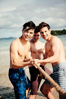 포토 JPG 주간 서양인 외국인 백인 해외기획촬영 라이프스타일 남자 수영복 행복 여유 밧줄 맨라이프 모션 함께함 서기 사람 상반신 20대 성인 해변 야외 앞모습 세명 친구 여름휴가 바캉스 우정 당기기 즐거움 열정 줄다리기 2015년태국 남자만 성인남자만 청년만 청년남자만 성인만 국내포토 자연요소 옷 감정 줄 바다 뷰포인트 컨셉 관계 놀이 휴가 인종 청년 생활 파일형식 여름_계절