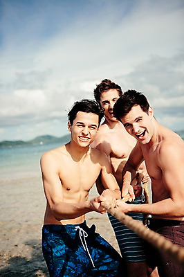 포토 JPG 주간 서양인 외국인 백인 해외기획촬영 라이프스타일 남자 수영복 행복 여유 밧줄 맨라이프 모션 함께함 서기 사람 상반신 20대 성인 해변 야외 앞모습 세명 친구 여름휴가 바캉스 우정 당기기 즐거움 열정 줄다리기 2015년태국 남자만 성인남자만 청년만 청년남자만 성인만 국내포토 자연요소 옷 감정 줄 바다 뷰포인트 컨셉 관계 놀이 휴가 인종 청년 생활 파일형식 여름_계절