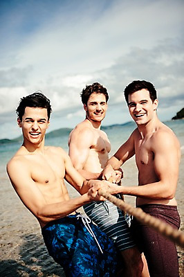 포토 JPG 주간 서양인 외국인 백인 해외기획촬영 라이프스타일 남자 수영복 행복 여유 밧줄 맨라이프 모션 함께함 서기 사람 상반신 20대 성인 해변 야외 앞모습 세명 친구 여름휴가 바캉스 우정 당기기 즐거움 열정 줄다리기 2015년태국 남자만 성인남자만 청년만 청년남자만 성인만 국내포토 자연요소 옷 감정 줄 바다 뷰포인트 컨셉 관계 놀이 휴가 인종 청년 생활 파일형식 여름_계절