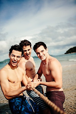 포토 JPG 주간 서양인 외국인 백인 해외기획촬영 라이프스타일 남자 수영복 행복 여유 밧줄 맨라이프 모션 함께함 서기 사람 상반신 20대 성인 해변 야외 앞모습 세명 친구 여름휴가 바캉스 우정 당기기 즐거움 열정 줄다리기 2015년태국 남자만 성인남자만 청년만 청년남자만 성인만 국내포토 자연요소 옷 감정 줄 바다 뷰포인트 컨셉 관계 놀이 휴가 인종 청년 생활 파일형식 여름_계절