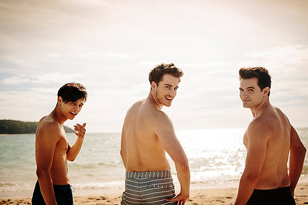 포토 JPG 주간 서양인 외국인 백인 해외기획촬영 라이프스타일 남자 수영복 행복 여유 맨라이프 모션 함께함 미소 사람 상반신 20대 성인 해변 야외 뒷모습 세명 친구 여름휴가 바캉스 우정 뒤돌아보기 즐거움 열정 2015년태국 남자만 성인남자만 청년만 청년남자만 성인만 국내포토 자연요소 옷 감정 바다 뷰포인트 컨셉 관계 휴가 표정 인종 청년 생활 파일형식 여름_계절