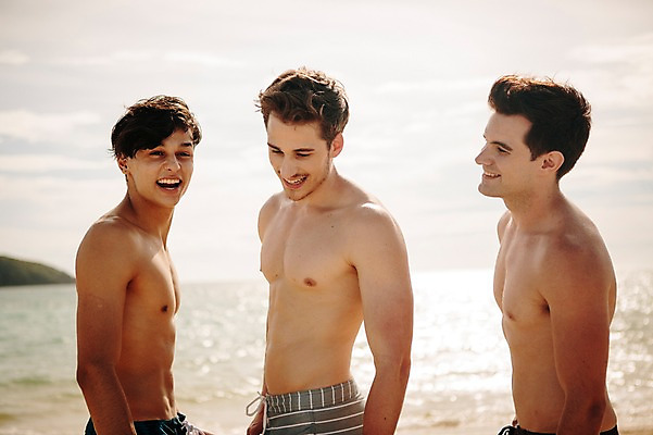 포토 JPG 주간 서양인 외국인 백인 해외기획촬영 라이프스타일 남자 수영복 행복 여유 맨라이프 모션 함께함 서기 미소 사람 상반신 20대 성인 해변 야외 세명 친구 여름휴가 바캉스 우정 즐거움 열정 2015년태국 남자만 성인남자만 청년만 청년남자만 성인만 국내포토 자연요소 옷 감정 바다 컨셉 관계 휴가 표정 인종 청년 생활 파일형식 여름_계절