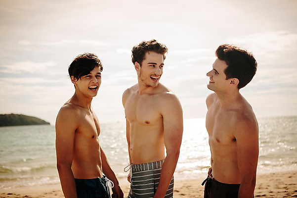 포토 JPG 주간 서양인 외국인 백인 해외기획촬영 라이프스타일 응시 남자 수영복 행복 여유 맨라이프 모션 함께함 서기 미소 사람 상반신 20대 성인 해변 야외 옆모습 세명 친구 여름휴가 바캉스 우정 즐거움 열정 2015년태국 남자만 성인남자만 청년만 청년남자만 성인만 국내포토 자연요소 시선 옷 감정 바다 뷰포인트 컨셉 관계 휴가 표정 인종 청년 생활 파일형식 여름_계절