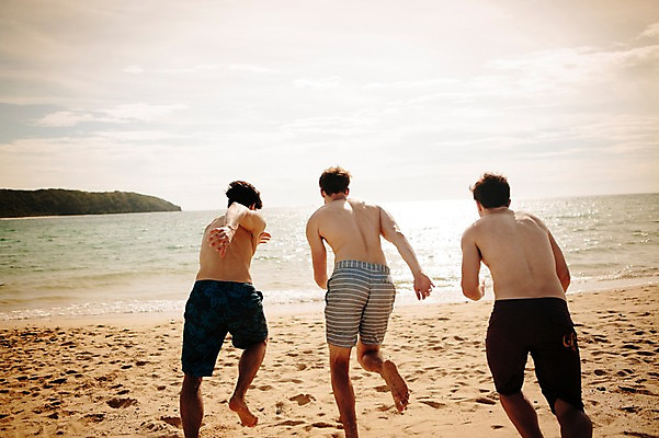 포토 JPG 주간 전신 서양인 외국인 백인 해외기획촬영 라이프스타일 남자 수영복 행복 여유 맨라이프 모션 함께함 사람 20대 성인 해변 야외 뒷모습 세명 친구 여름휴가 바캉스 달리기 햇빛 우정 즐거움 열정 2015년태국 남자만 성인남자만 청년만 청년남자만 성인만 국내포토 자연요소 옷 감정 바다 뷰포인트 컨셉 관계 휴가 인종 청년 생활 태양 파일형식 여름_계절