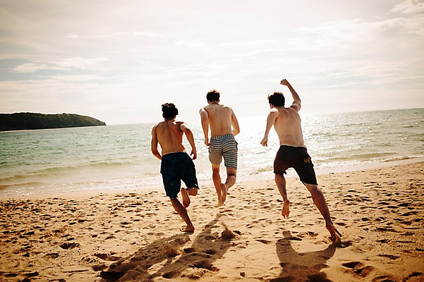 포토 JPG 주간 전신 서양인 외국인 백인 해외기획촬영 라이프스타일 남자 수영복 행복 여유 맨라이프 모션 함께함 사람 손짓 20대 성인 해변 야외 뒷모습 세명 친구 여름휴가 바캉스 달리기 우정 즐거움 열정 2015년태국 남자만 성인남자만 청년만 청년남자만 성인만 국내포토 자연요소 옷 감정 바다 뷰포인트 컨셉 관계 휴가 인종 청년 생활 파일형식 여름_계절