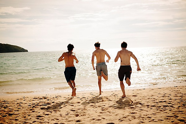 포토 JPG 주간 전신 서양인 외국인 백인 해외기획촬영 라이프스타일 남자 수영복 행복 여유 맨라이프 모션 함께함 사람 손짓 20대 성인 해변 야외 뒷모습 세명 친구 여름휴가 바캉스 달리기 우정 즐거움 열정 2015년태국 남자만 성인남자만 청년만 청년남자만 성인만 국내포토 자연요소 옷 감정 바다 뷰포인트 컨셉 관계 휴가 인종 청년 생활 파일형식 여름_계절