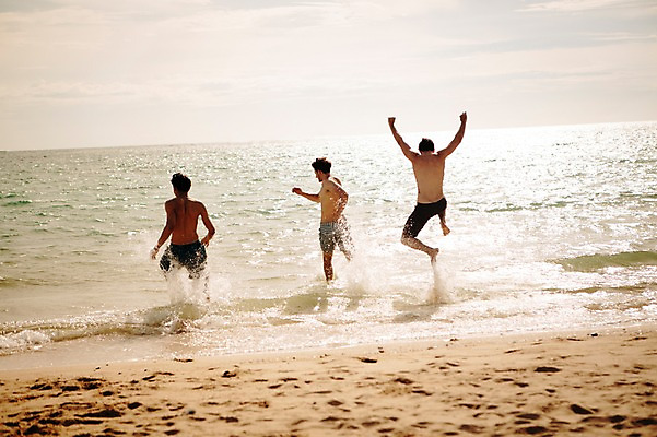 포토 JPG 주간 전신 서양인 외국인 백인 해외기획촬영 라이프스타일 남자 수영복 행복 여유 맨라이프 모션 함께함 사람 손짓 20대 성인 해변 야외 뒷모습 세명 친구 여름휴가 바캉스 달리기 점프 우정 즐거움 열정 2015년태국 남자만 성인남자만 청년만 청년남자만 성인만 국내포토 자연요소 옷 감정 바다 뷰포인트 컨셉 관계 휴가 인종 청년 생활 파일형식 여름_계절
