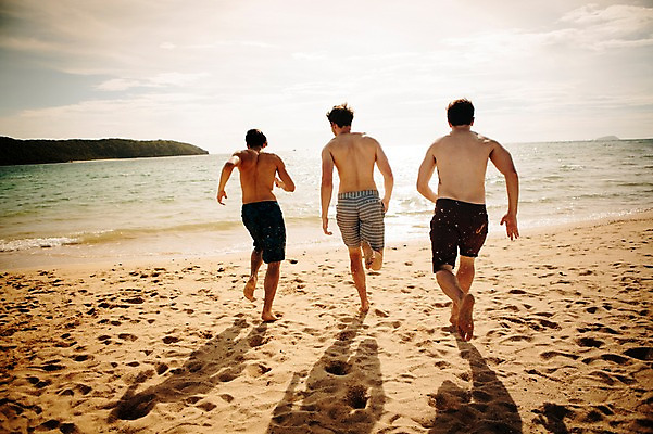 포토 JPG 주간 전신 서양인 외국인 백인 해외기획촬영 라이프스타일 남자 수영복 행복 여유 맨라이프 모션 함께함 사람 손짓 20대 성인 해변 야외 뒷모습 세명 친구 여름휴가 바캉스 달리기 우정 즐거움 열정 2015년태국 남자만 성인남자만 청년만 청년남자만 성인만 국내포토 자연요소 옷 감정 바다 뷰포인트 컨셉 관계 휴가 인종 청년 생활 파일형식 여름_계절