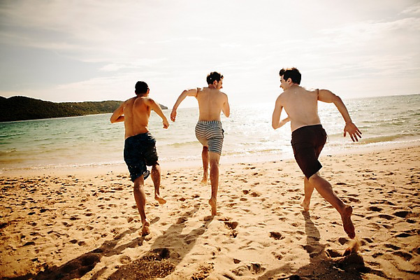 포토 JPG 주간 전신 서양인 외국인 백인 해외기획촬영 라이프스타일 남자 수영복 행복 여유 맨라이프 모션 함께함 사람 손짓 20대 성인 해변 야외 뒷모습 세명 친구 여름휴가 바캉스 달리기 우정 즐거움 열정 2015년태국 남자만 성인남자만 청년만 청년남자만 성인만 국내포토 자연요소 옷 감정 바다 뷰포인트 컨셉 관계 휴가 인종 청년 생활 파일형식 여름_계절