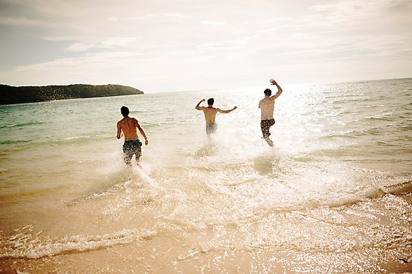 포토 JPG 주간 전신 서양인 외국인 백인 해외기획촬영 라이프스타일 남자 수영복 행복 여유 맨라이프 모션 함께함 사람 손짓 20대 성인 해변 야외 뒷모습 세명 친구 여름휴가 바캉스 달리기 우정 즐거움 열정 2015년태국 남자만 성인남자만 청년만 청년남자만 성인만 국내포토 자연요소 옷 감정 바다 뷰포인트 컨셉 관계 휴가 인종 청년 생활 파일형식 여름_계절