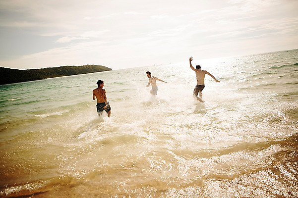 포토 JPG 주간 전신 서양인 외국인 백인 해외기획촬영 라이프스타일 남자 수영복 행복 여유 맨라이프 모션 함께함 사람 손짓 20대 성인 해변 야외 뒷모습 세명 친구 여름휴가 바캉스 달리기 우정 즐거움 열정 2015년태국 남자만 성인남자만 청년만 청년남자만 성인만 국내포토 자연요소 옷 감정 바다 뷰포인트 컨셉 관계 휴가 인종 청년 생활 파일형식 여름_계절