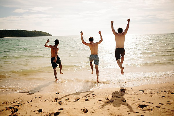 포토 JPG 주간 전신 서양인 외국인 백인 해외기획촬영 라이프스타일 남자 수영복 행복 여유 맨라이프 모션 함께함 사람 손짓 20대 성인 해변 야외 뒷모습 세명 친구 여름휴가 바캉스 달리기 점프 우정 즐거움 열정 2015년태국 남자만 성인남자만 청년만 청년남자만 성인만 국내포토 자연요소 옷 감정 바다 뷰포인트 컨셉 관계 휴가 인종 청년 생활 파일형식 여름_계절
