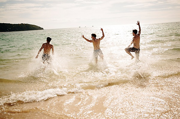 포토 JPG 주간 전신 서양인 외국인 백인 해외기획촬영 라이프스타일 남자 수영복 행복 여유 맨라이프 모션 함께함 사람 손짓 20대 성인 해변 야외 뒷모습 세명 친구 여름휴가 바캉스 달리기 우정 즐거움 열정 2015년태국 남자만 성인남자만 청년만 청년남자만 성인만 국내포토 자연요소 옷 감정 바다 뷰포인트 컨셉 관계 휴가 인종 청년 생활 파일형식 여름_계절