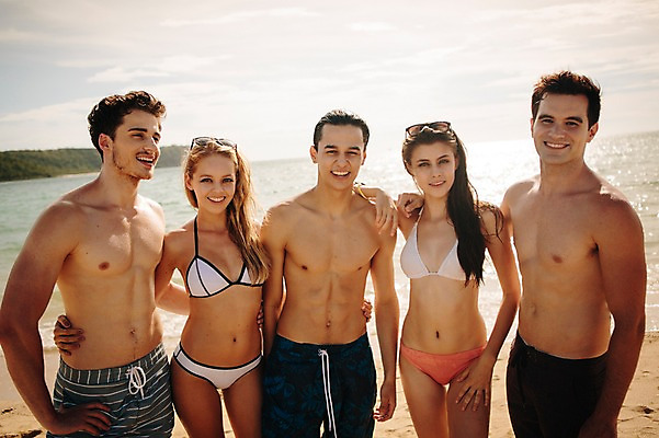 포토 JPG 주간 서양인 외국인 백인 해외기획촬영 여자 남자 수영복 행복 허리손 모션 함께함 서기 미소 사람 여러명 상반신 20대 성인 해변 야외 앞모습 친구 여름휴가 바캉스 비키니 우정 즐거움 열정 2015년태국 청년만 성인만 국내포토 자연요소 옷 감정 바다 뷰포인트 포즈 다수 컨셉 관계 휴가 표정 인종 청년 파일형식 여름_계절