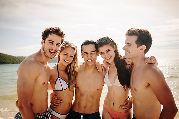 포토 JPG 주간 서양인 외국인 백인 해외기획촬영 여자 남자 수영복 행복 모션 어깨동무 함께함 서기 미소 사람 여러명 상반신 20대 성인 해변 야외 앞모습 친구 여름휴가 바캉스 비키니 우정 즐거움 열정 2015년태국 청년만 성인만 국내포토 자연요소 옷 감정 바다 뷰포인트 포즈 다수 컨셉 관계 휴가 표정 인종 청년 파일형식 여름_계절