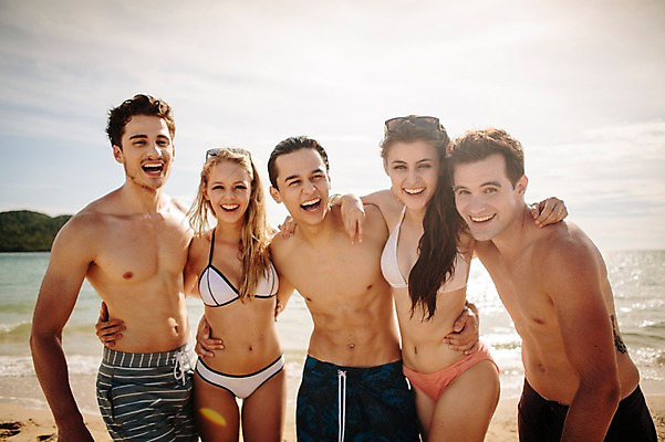 포토 JPG 주간 서양인 외국인 백인 해외기획촬영 커플 여자 남자 수영복 행복 허리손 모션 어깨동무 함께함 서기 미소 사람 여러명 상반신 20대 성인 해변 야외 앞모습 친구 여름휴가 바캉스 비키니 우정 즐거움 열정 2015년태국 청년만 성인만 국내포토 자연요소 옷 감정 바다 뷰포인트 포즈 다수 컨셉 관계 휴가 표정 인종 청년 파일형식 여름_계절