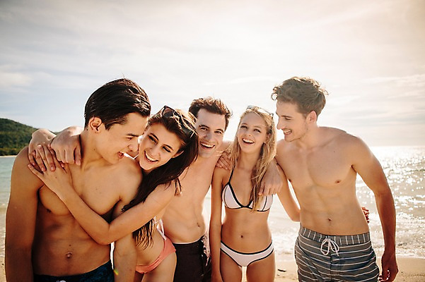 포토 JPG 주간 서양인 외국인 백인 해외기획촬영 커플 여자 남자 수영복 행복 모션 함께함 서기 미소 사람 여러명 상반신 20대 성인 해변 야외 앞모습 친구 여름휴가 바캉스 비키니 우정 즐거움 열정 2015년태국 청년만 성인만 국내포토 자연요소 옷 감정 바다 뷰포인트 다수 컨셉 관계 휴가 표정 인종 청년 파일형식 여름_계절