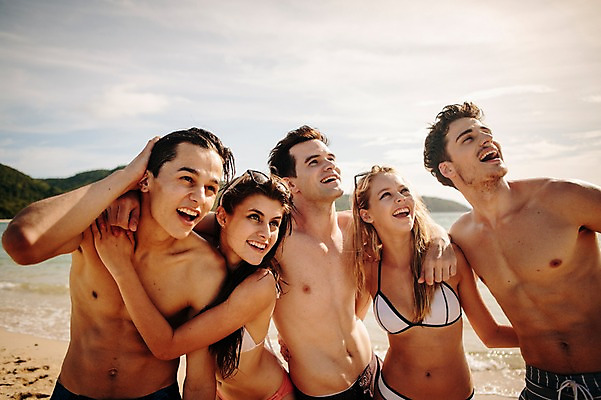 포토 JPG 주간 서양인 외국인 백인 해외기획촬영 커플 응시 여자 남자 수영복 행복 모션 함께함 서기 미소 사람 여러명 상반신 20대 성인 해변 야외 앞모습 친구 여름휴가 바캉스 비키니 우정 즐거움 열정 2015년태국 청년만 성인만 국내포토 자연요소 시선 옷 감정 바다 뷰포인트 다수 컨셉 관계 휴가 표정 인종 청년 파일형식 여름_계절