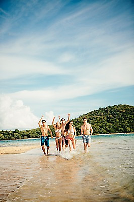 포토 JPG 주간 전신 서양인 외국인 백인 구름 해외기획촬영 여자 남자 수영복 행복 모션 하늘 함께함 사람 손짓 여러명 20대 성인 해변 야외 앞모습 친구 여름휴가 바캉스 비키니 달리기 우정 즐거움 열정 2015년태국 청년만 성인만 국내포토 자연요소 옷 감정 바다 뷰포인트 다수 컨셉 관계 휴가 인종 청년 파일형식 여름_계절
