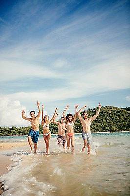 포토 JPG 주간 전신 서양인 외국인 백인 구름 해외기획촬영 여자 남자 수영복 행복 모션 하늘 함께함 사람 손짓 여러명 20대 성인 해변 야외 앞모습 친구 여름휴가 바캉스 비키니 달리기 우정 즐거움 열정 2015년태국 청년만 성인만 국내포토 자연요소 옷 감정 바다 뷰포인트 다수 컨셉 관계 휴가 인종 청년 파일형식 여름_계절