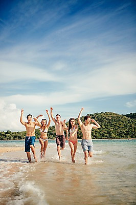 포토 JPG 주간 전신 서양인 외국인 백인 구름 해외기획촬영 여자 남자 수영복 행복 모션 하늘 함께함 사람 손짓 여러명 20대 성인 해변 야외 앞모습 친구 여름휴가 바캉스 비키니 달리기 손들기 우정 즐거움 열정 2015년태국 청년만 성인만 국내포토 자연요소 옷 감정 바다 뷰포인트 다수 컨셉 관계 휴가 인종 청년 파일형식 여름_계절