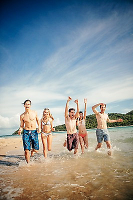 포토 JPG 주간 전신 서양인 외국인 백인 구름 해외기획촬영 여자 남자 수영복 행복 모션 하늘 함께함 사람 손짓 여러명 20대 성인 해변 야외 앞모습 친구 여름휴가 바캉스 비키니 달리기 우정 즐거움 열정 2015년태국 청년만 성인만 국내포토 자연요소 옷 감정 바다 뷰포인트 다수 컨셉 관계 휴가 인종 청년 파일형식 여름_계절
